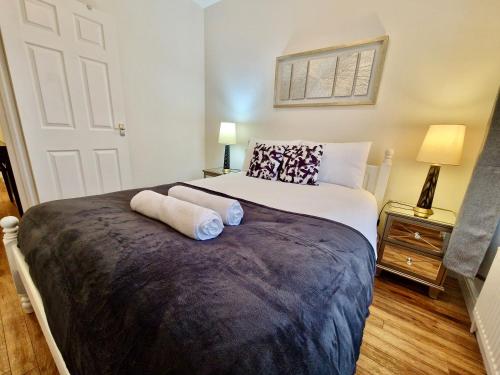 Uma cama ou camas num quarto em Spacious Luxury Serviced Apartment next to City Centre with Free Parking - Contractors & Relocators
