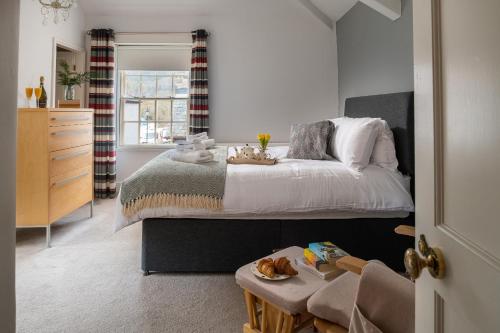 ein Schlafzimmer mit einem Bett und einem Tablett mit Essen drauf in der Unterkunft Finest Retreats - Bryn Seion in Llanrwst