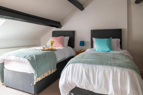 two beds sitting next to each other in a bedroom at Finest Retreats - Bryn Seion in Llanrwst