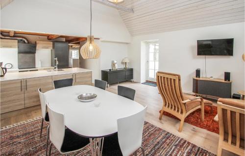 Kuchyň nebo kuchyňský kout v ubytování Cozy Apartment In Samsø With Wifi