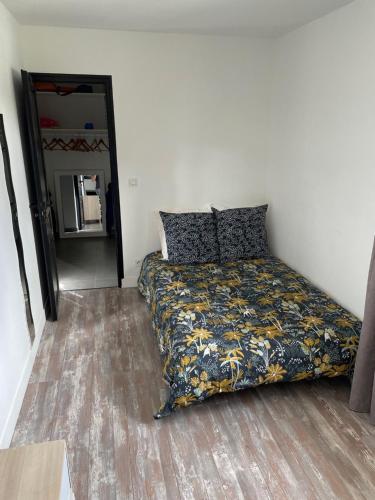 a bedroom with a bed and a mirror at EMERAUDE à 5 minutes du circuit des 24 Heures in Changé