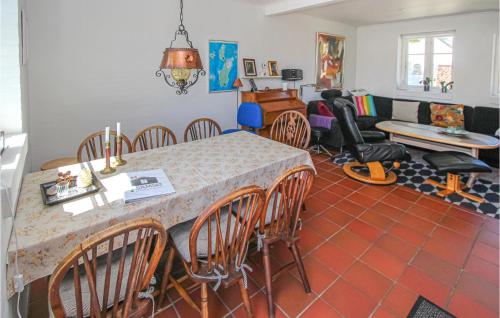 a dining room with a table and chairs and a piano at Pet Friendly Home In Samsø With Wifi in Onsbjerg