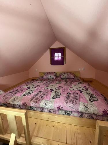 Una cama o camas en una habitación de Salaš Gnijezdo