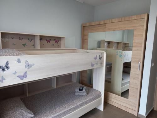 Cette chambre comprend un lit superposé avec un miroir. dans l'établissement MODERN SWEET HOME WITH AMAZING VIEW!!, à Serres