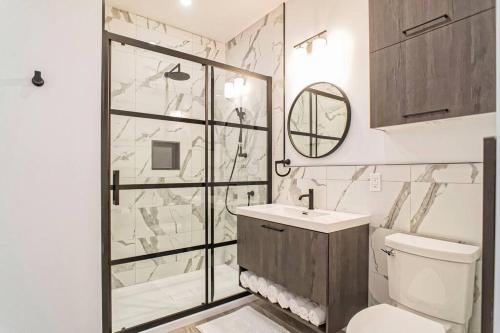 a bathroom with a shower and a toilet and a sink at 201 Condo au rez de chaussée , au coeur de Bromont in Bromont