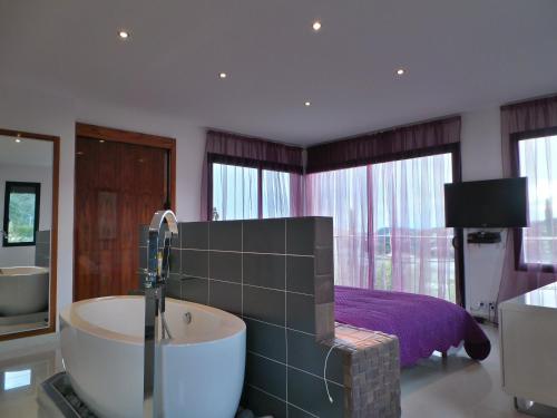 Kúpeľňa v ubytovaní Grande Villa 350 M2, piscine chauffée vue mer et collines, CAVALAIRE sur mer, 10 personnes