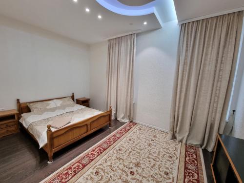 sypialnia z łóżkiem i dywanem w obiekcie Boulevard Ultra Central Apartments in the heart of Chisinau w Kiszyniowie