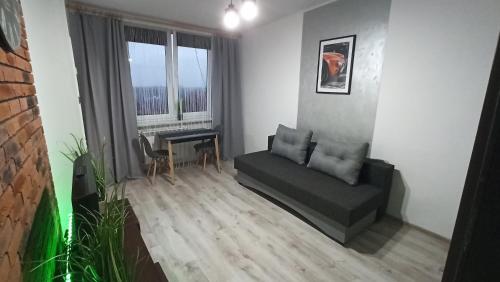 sala de estar con sofá y mesa en Apartament w Sandomierzu przy Starówce, en Sandomierz