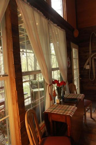 Ruang duduk di The Firehouse at Creekside Camp & Cabins