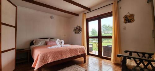 sypialnia z łóżkiem i dużym oknem w obiekcie Fundo Don Ricardo w mieście Lima