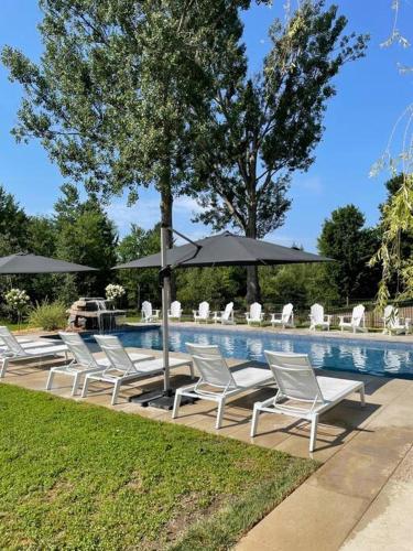 Πισίνα στο ή κοντά στο 883 suite 102 Bromont Vieux Village 2cac , foyer