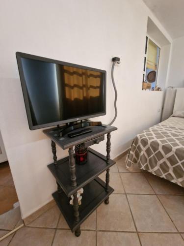 Televisyen dan/atau pusat hiburan di Apartamento Janeli