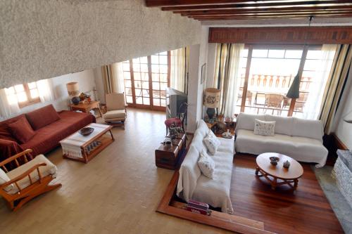 Χώρος καθιστικού στο Antorina Grande Beachfront House with Private Pool