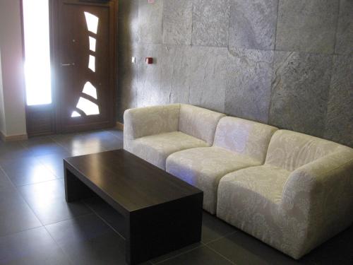 a living room with a couch and a coffee table at Hotel Ribera de Langa in Langa de Duero