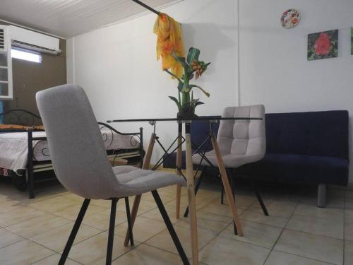 Ein Sitzbereich in der Unterkunft STUDIO HIBISCUS-CH Vue sur mer,Plage,Clim