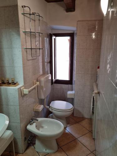a bathroom with a toilet and a sink at L'insolito posto in Nus