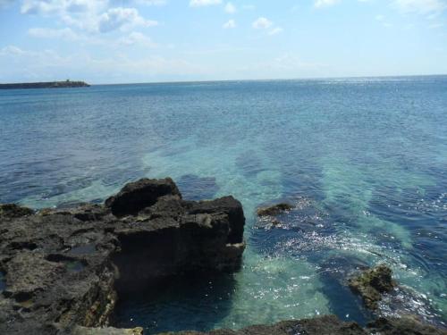 een grote hoeveelheid water met rotsen erin bij Lovely Studio In Villa Near The Sea in Leuca