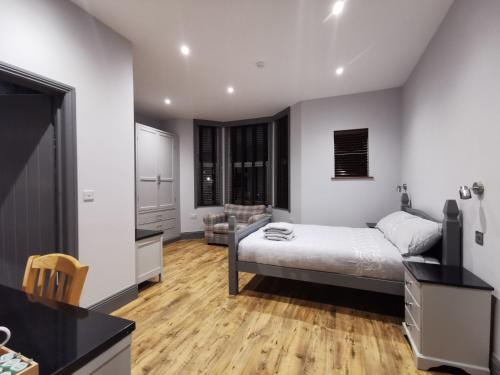 - une chambre avec un lit, un bureau et une chaise dans l'établissement Shared house close to Liverpool city center & LFC/EFC, à Liverpool