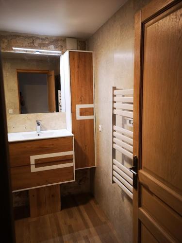 une salle de bain avec un lavabo et un miroir dans l'établissement Gîte spacieux les Lyllacs, à Cestayrols