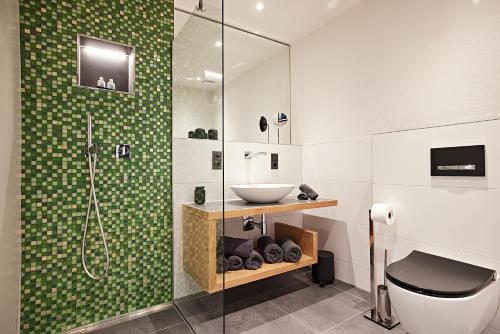 W łazience znajduje się prysznic, toaleta i umywalka. w obiekcie dasVolks w mieście Oberstdorf