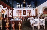 uma sala de jantar com mesas brancas e cadeiras brancas em Hotel Starkenburger Hof em Heppenheim an der Bergstrasse