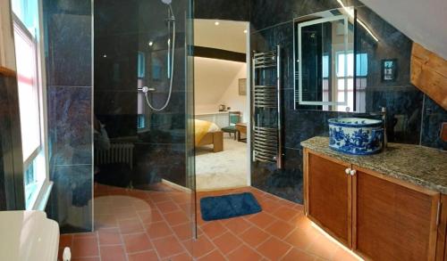 een badkamer met een douche en een glazen deur bij Georges Place in York