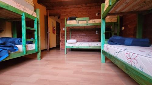 سرير بطابقين أو أسرّة بطابقين في غرفة في Hostel Meridiano 71