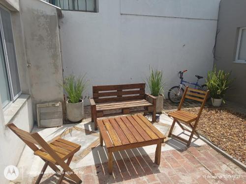 d'une terrasse avec deux bancs, une table et deux chaises. dans l'établissement junin, à Coronel Suárez