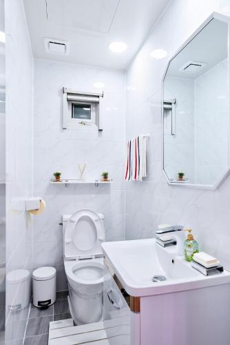 Bilik mandi di OYO Myeongdong 5 Lodge