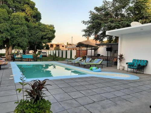 Der Swimmingpool an oder in der Nähe von Afro Garden Hotel