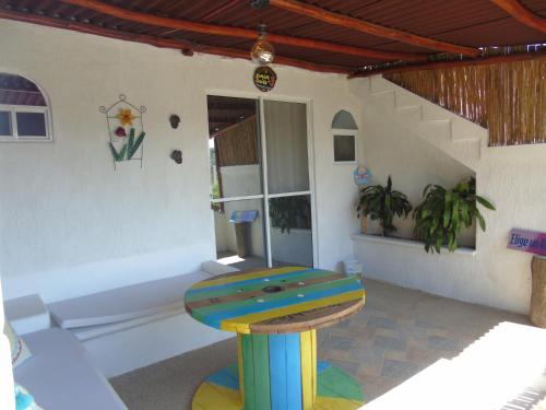 ein Zimmer mit einem Tisch in der Mitte eines Zimmers in der Unterkunft Puro Paraíso Eco Hotel in Taganga