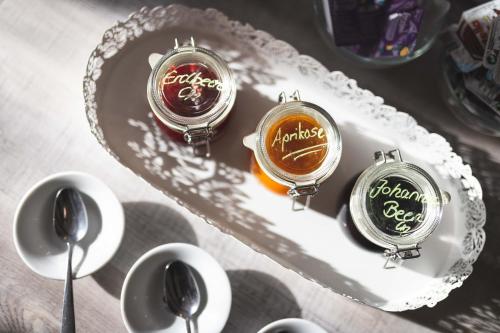 three clocks on a plate with drinks on it at Pension Friedrichshof in Bad Klosterlausnitz