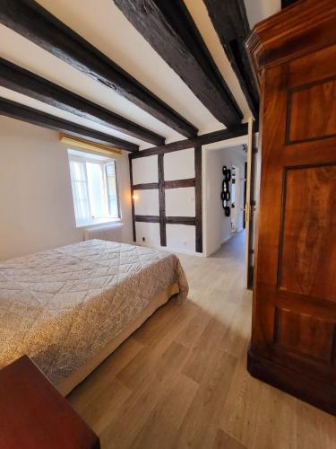 - une chambre avec un lit et une porte en bois dans l'établissement NEW LOFT CENTRE VIEILLE VILLE, VUE PETITE VENISE Parking, Balcon 2 chambres, à Colmar