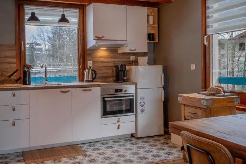 Kuchyňa alebo kuchynka v ubytovaní Refuge de l'Aiguille - 2 bedroom duplex in the heart of Chamonix