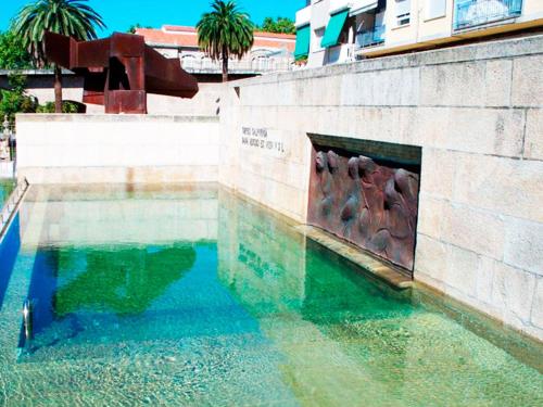 basen ze zjeżdżalnią wodną w budynku w obiekcie Chabós Jardín del Posío w mieście Ourense
