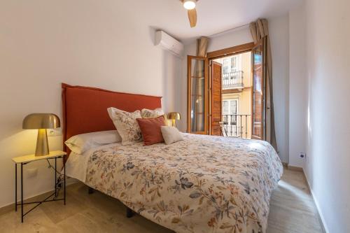 Bright apartment with patio and balconies in the center