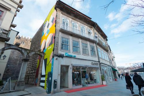 a building on a street with people walking past it at Casa Augusta 2 in Braga