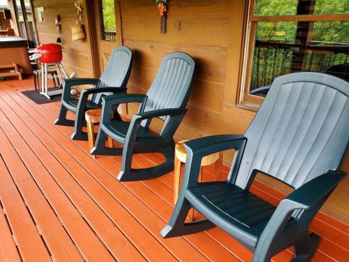 Story Brook: Beautiful true log cabin! Close to Dollywood, State Park, and more! photo 15