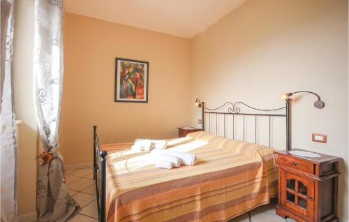 um quarto com uma cama e uma cómoda num quarto em Gorgeous Home In S, M, Di Castellabate With Kitchen em Castellabate