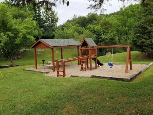 Story Brook: Beautiful true log cabin! Close to Dollywood, State Park, and more! photo 19