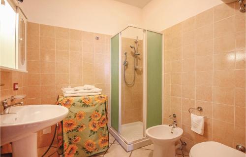 uma casa de banho com um lavatório, um WC e um chuveiro em Gorgeous Home In S, M, Di Castellabate With Kitchen em Castellabate