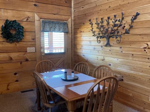 Story Brook: Beautiful true log cabin! Close to Dollywood, State Park, and more! photo 27