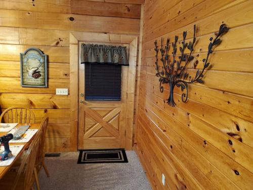 Story Brook: Beautiful true log cabin! Close to Dollywood, State Park, and more! photo 28