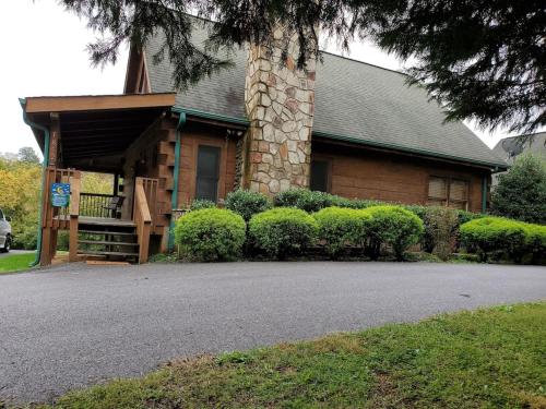 Story Brook: Beautiful true log cabin! Close to Dollywood, State Park, and more! photo 29