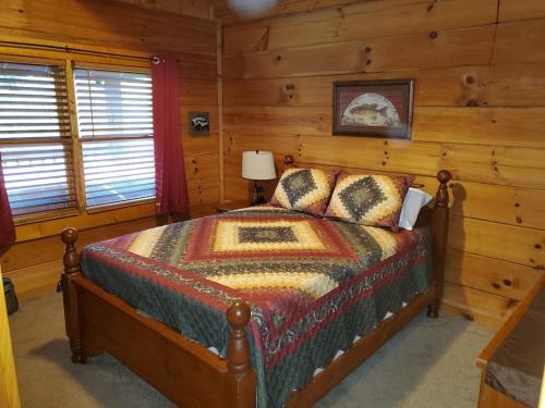 Story Brook: Beautiful true log cabin! Close to Dollywood, State Park, and more! photo 22