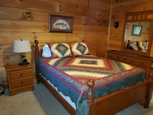 Story Brook: Beautiful true log cabin! Close to Dollywood, State Park, and more! photo 23