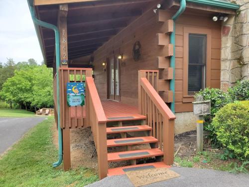 Story Brook: Beautiful true log cabin! Close to Dollywood, State Park, and more! photo 38