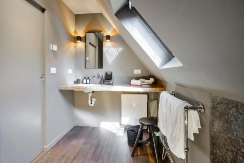 een badkamer met een wastafel en een spiegel bij luxe duplex met privé parking in Knokke-Heist