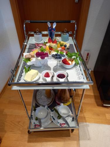 a tray of food on a cart with food on it at Apartment HAUS MERLIN am Böckelsberg in Weimar