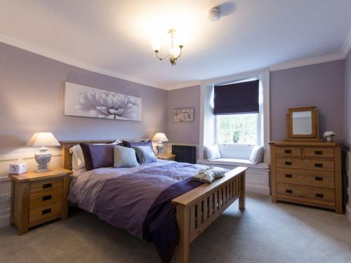 - une chambre avec un grand lit et une fenêtre dans l'établissement Beverley Minster House, à Beverley